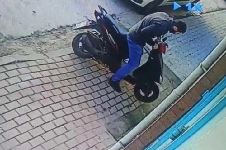 Marketin önünde duran motosikleti güpegündüz çaldı