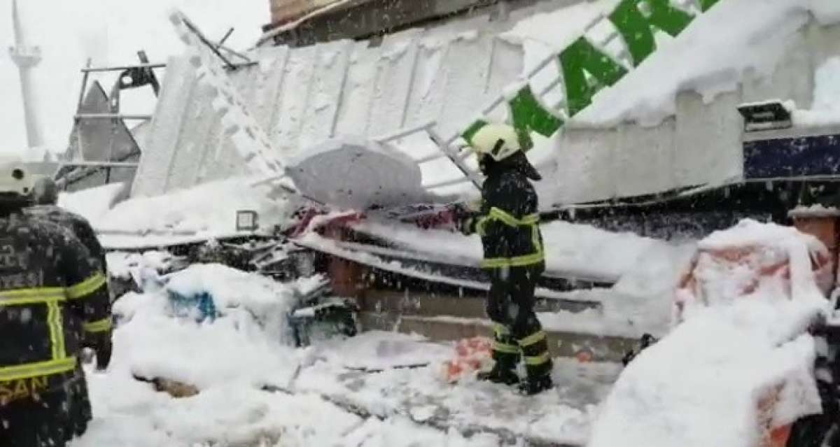 Marketin sundurması çöktü alışverişe gelenler mahsur kaldı