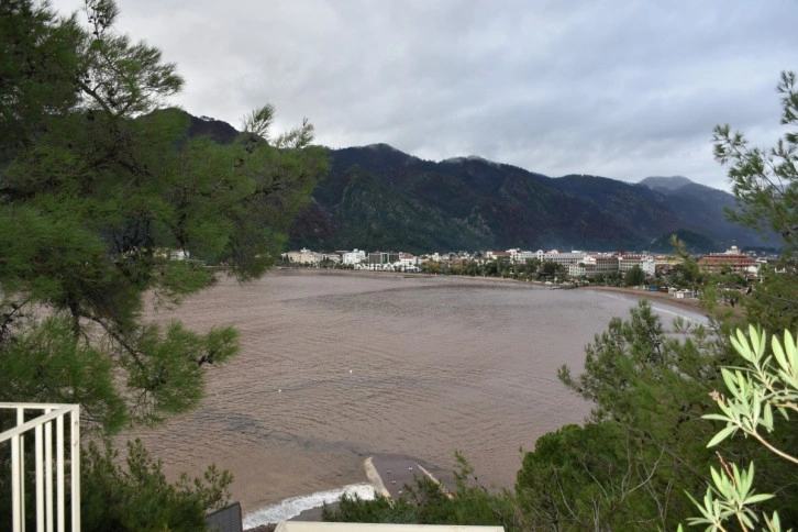 Marmaris’te denizin rengi kahverengiye dönüştü