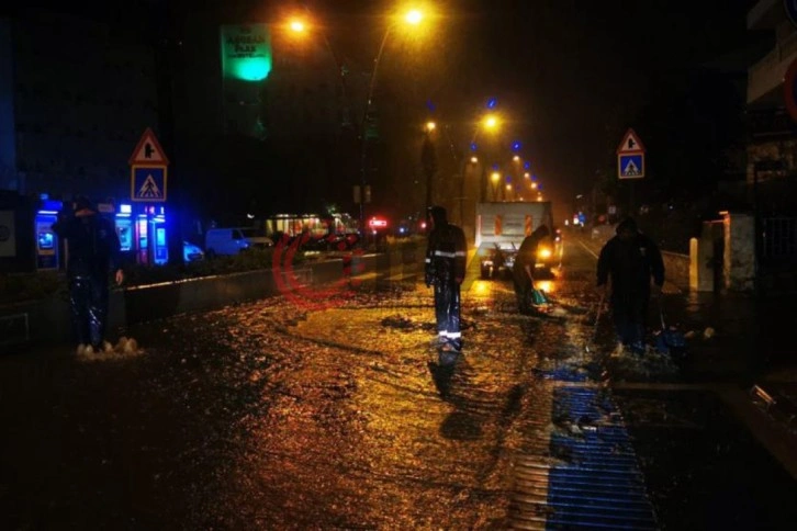 Marmaris'te sağanak yağış etkili oluyor