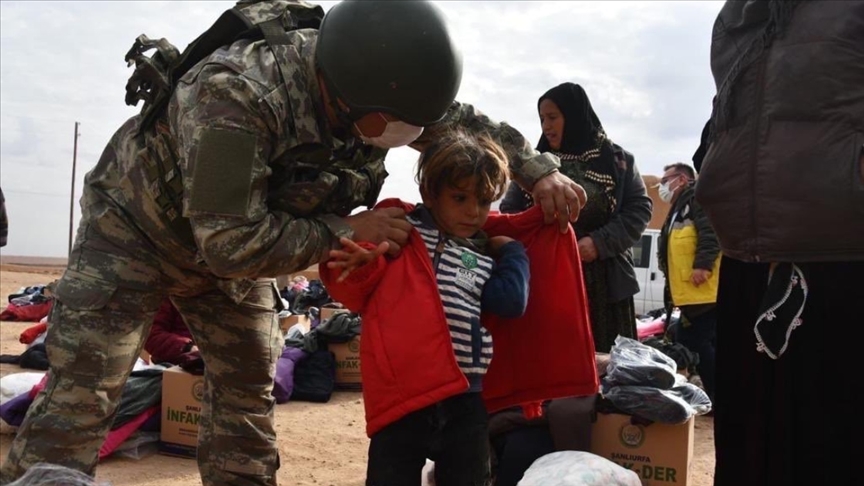 Mehmetçik Barış Pınarı bölgesindeki çocuklara gıda ve kışlık kıyafet yardımı yaptı