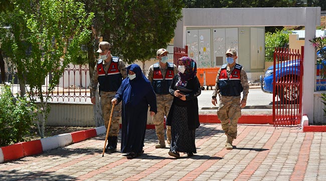 Mehmetçik, Gaziantepli şehit annesini oğlunun sembolik mezarına götürdü