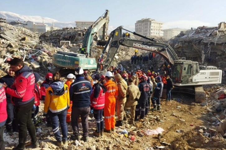 Melike İmamoğlu, AFAD ve Mehmetçik tarafından 222. saatte enkazdan çıkarıldı