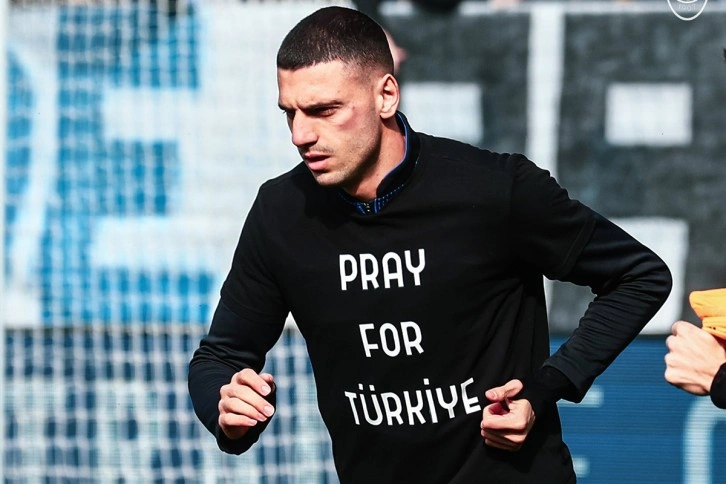 Merih Demiral ısınmaya 'Türkiye için dua et' tişörtüyle çıktı