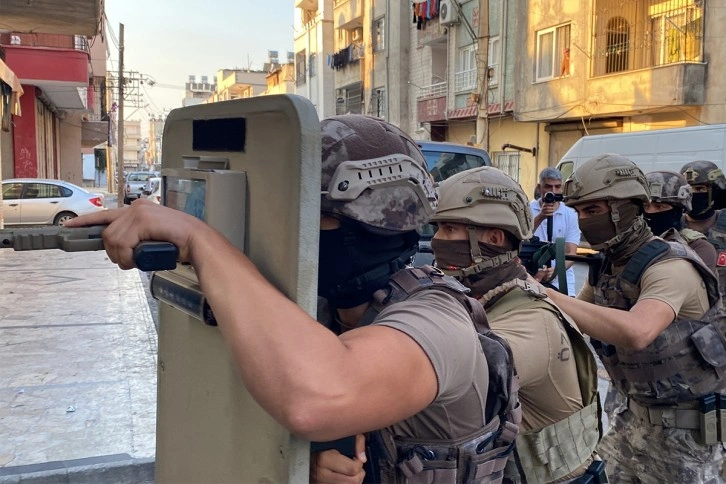 Mersin'de belediye çalışanlarına PKK operasyonu