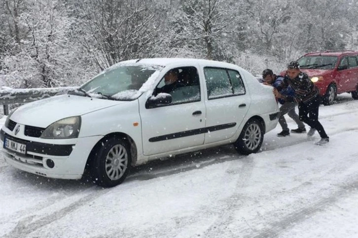 Mersin’de kar bastırdı, çok sayıda araç mahsur kaldı