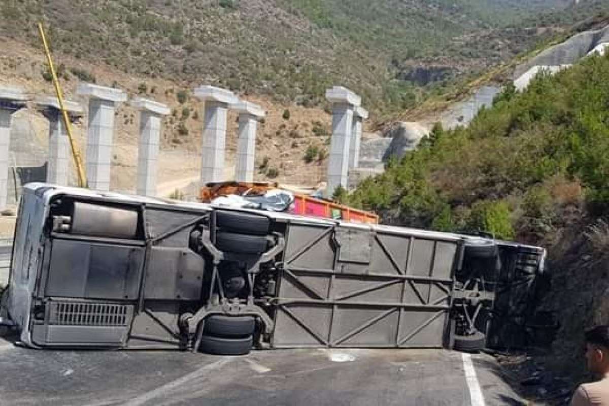 Mersin'de yolcu otobüsü ile tır çarpıştı: 2'si ağır 15 yaralı