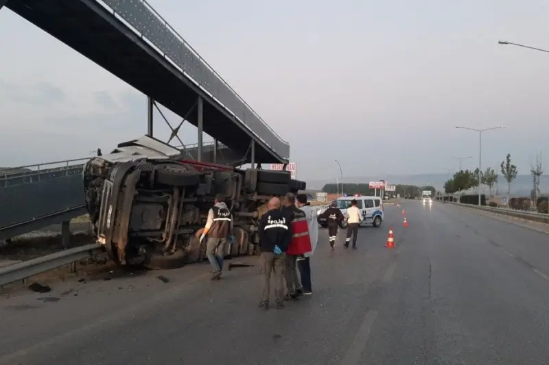 Metrelerce sürüklenen tır, üst geçide çarpıp devrildi: 1 ölü