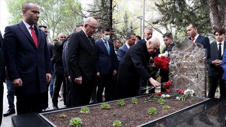 MHP Genel Başkanı Bahçeli, Alparslan Türkeş'in kabrini ziyaret etti