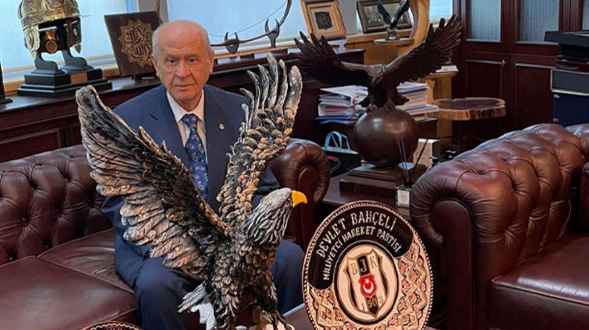 MHP Genel Başkanı Devlet Bahçeli, kartal biblosuyla verdiği pozla Beşiktaş'ı kutladı