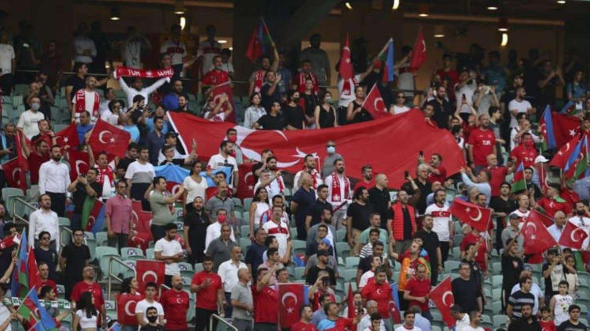 Milli Takım'ı desteklemek için Azerbaycan'da tribünleri dolduran taraftarlar kahroldu