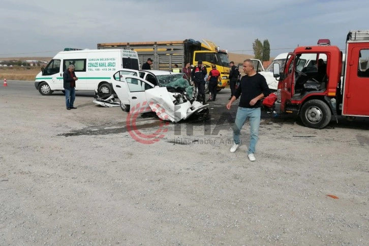 Minibüs ile otomobil çarpıştı: 1 ölü, 2 yaralı