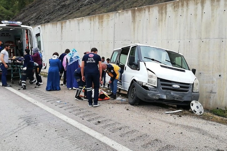 Minibüs istinat duvarına çarptı: 6’sı çocuk 10 yaralı