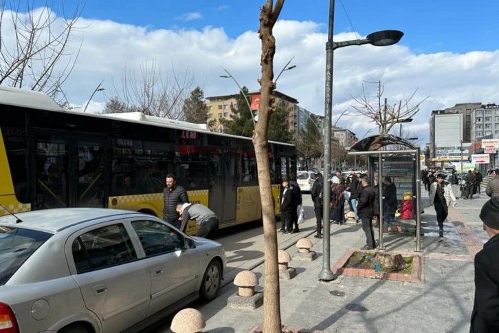 Minibüs kapısından sarkan vatandaşlar canlarını hiçe sayarak yolculuk etti