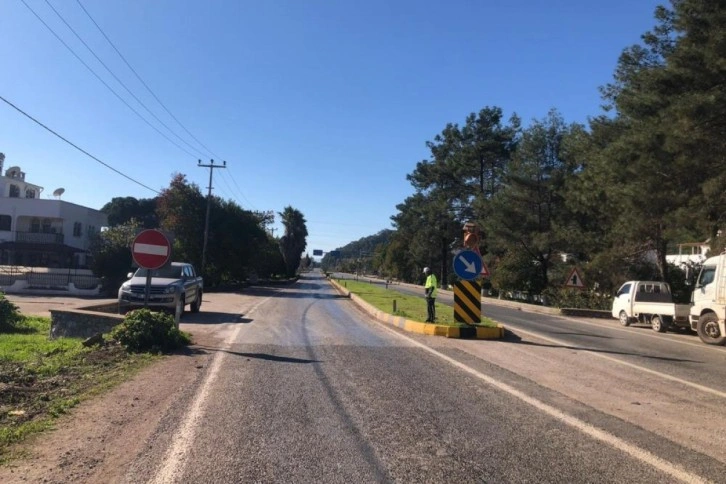 Minibüs yoldan çıkarak iş yeri duvarına çarptı: 6 yaralı