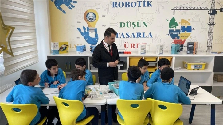 Minik hafızlar robotik ve kodlama atölyesinde geleceğin teknolojilerini öğreniyor