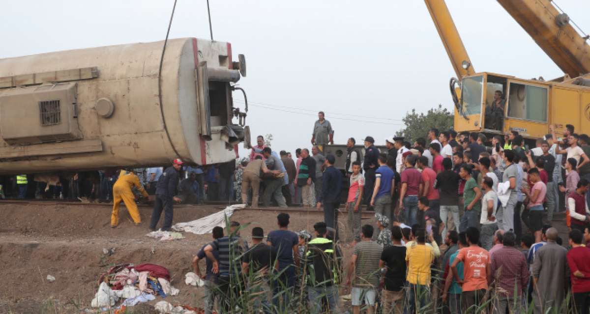 Mısır'daki tren kazasıyla ilgili 4 demiryolu çalışanı hakkında gözaltı kararı