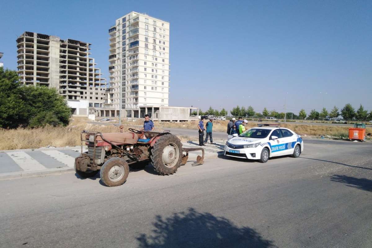 Motosiklet ile traktör çarpıştı: 1 ölü, 2 yaralı