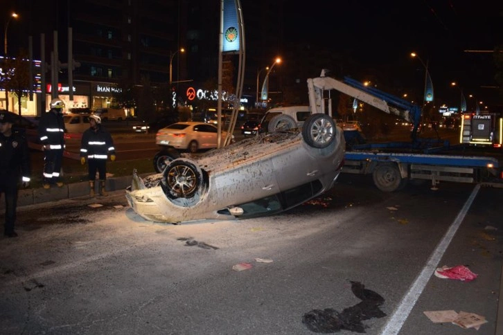 Motosikletin sıkıştırdığı araç takla attı: Anne ile kız yaralandı