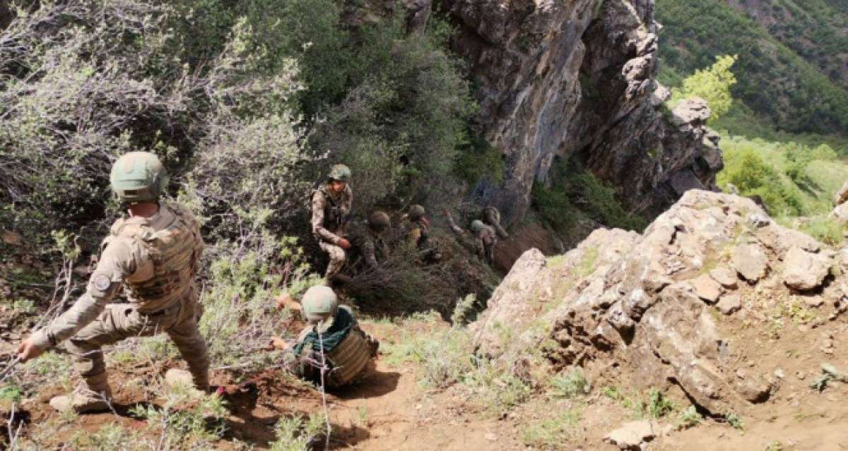 MSB, Mehmetçiğin zorlu arazi şartlarındaki operasyonundan fotoğraflar paylaştı