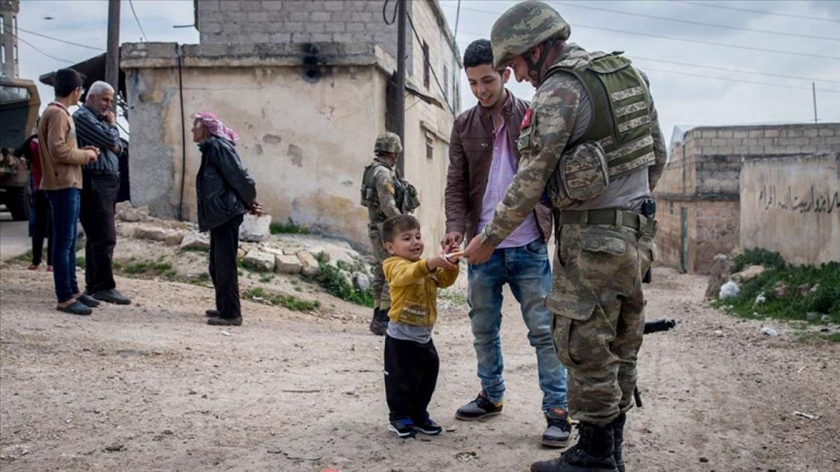 MSB: Mehmetçik, terör saldırılarına karşı Suriyelileri korumaya ve yardım ulaştırmaya devam ediyor