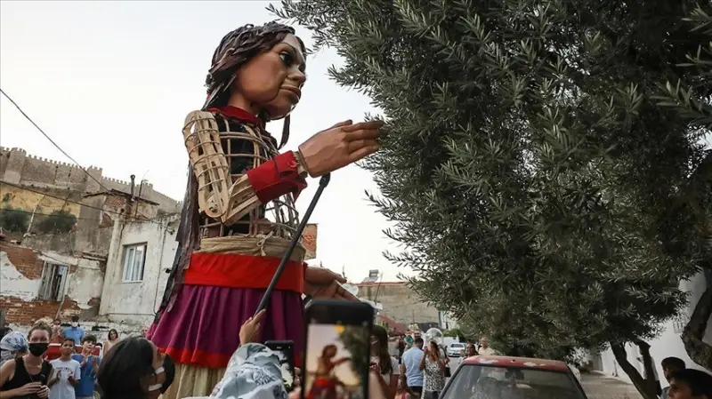 Mülteci çocukların simgesi kukla 'Küçük Amal'a Yunanistan'da engel