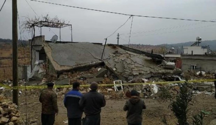 Mutfağında patlama olan ev çöktü: 2 ağır yaralı