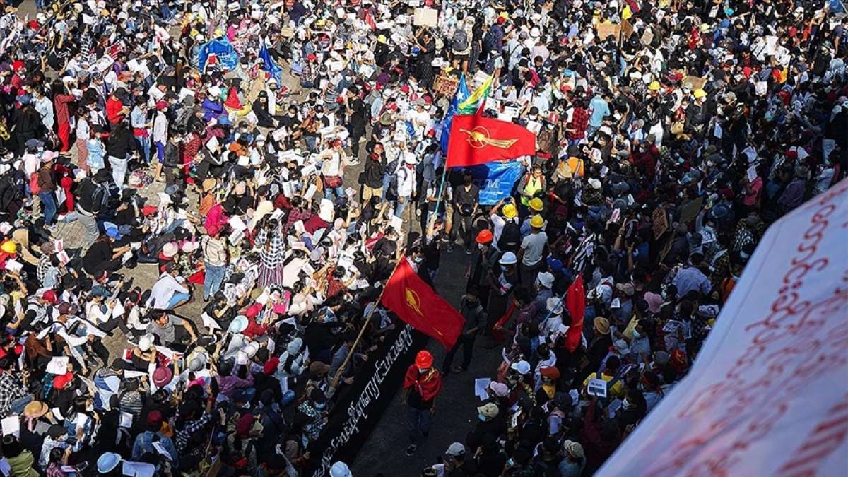 Myanmar'da askeri darbe karşıtı protestolar sıkıyönetime rağmen devam etti