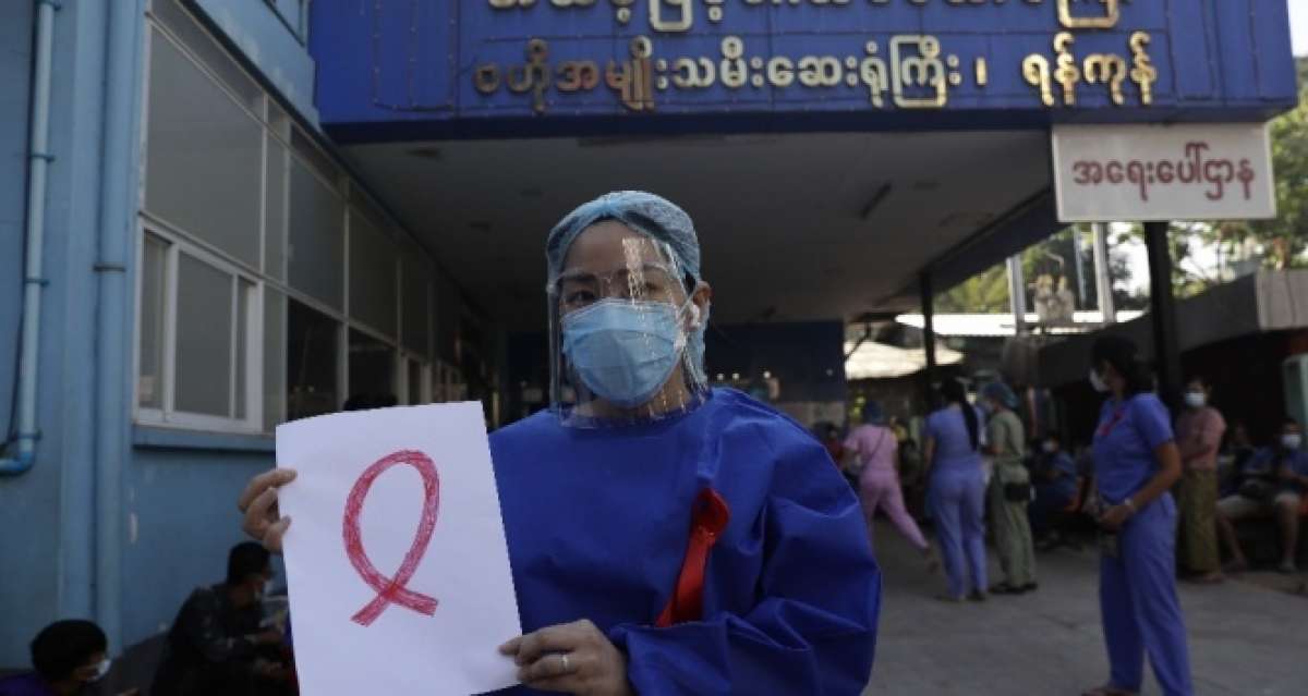 Myanmar'da darbeye tepki gösteren sağlık çalışanlarından kırmızı kurdeleli grev