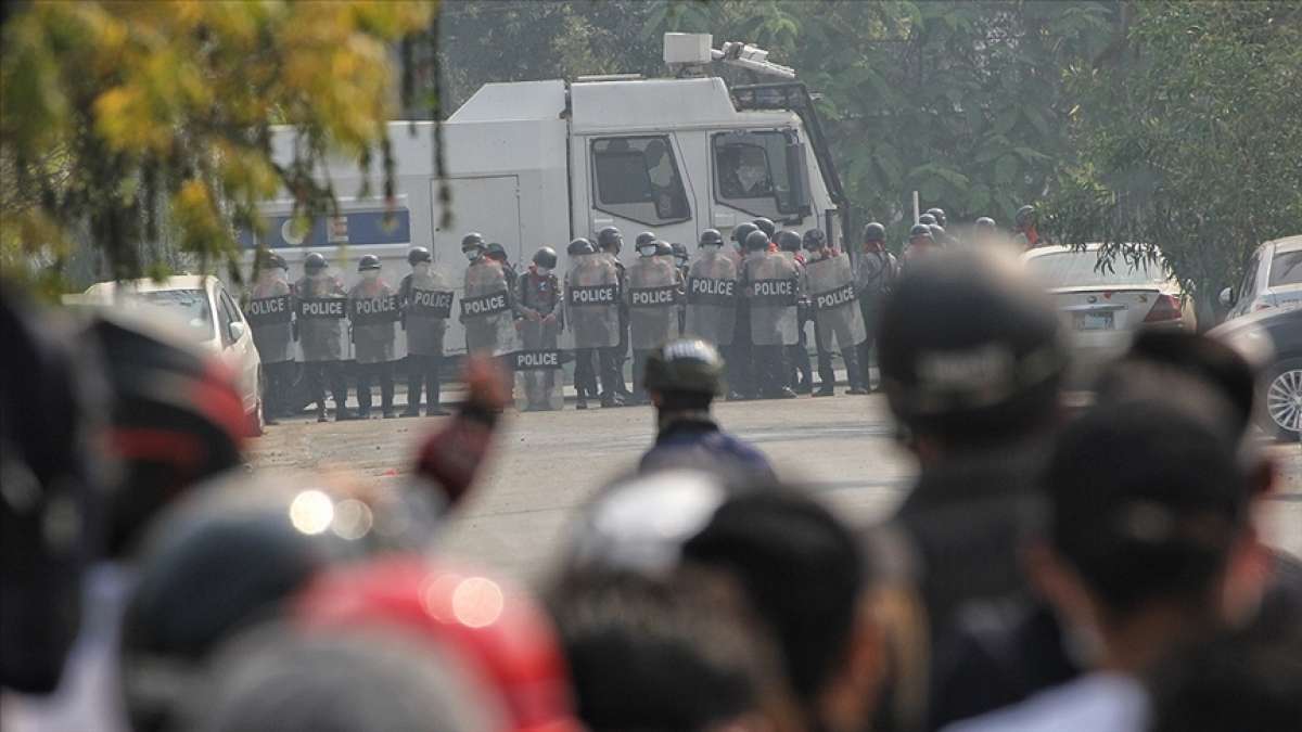 Myanmar'da güvenlik güçleri protestoculara karşı ses bombası ve gerçek mermi kullandı