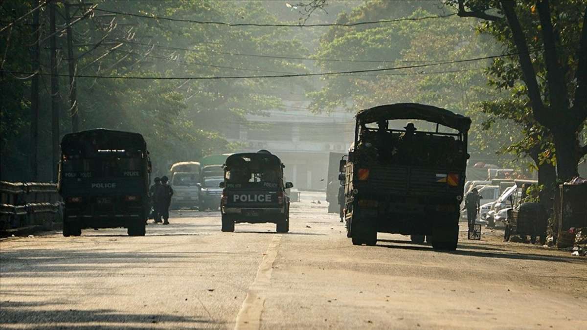 Myanmar'da ordunun bir köyü ateşe verdiği iddia edildi