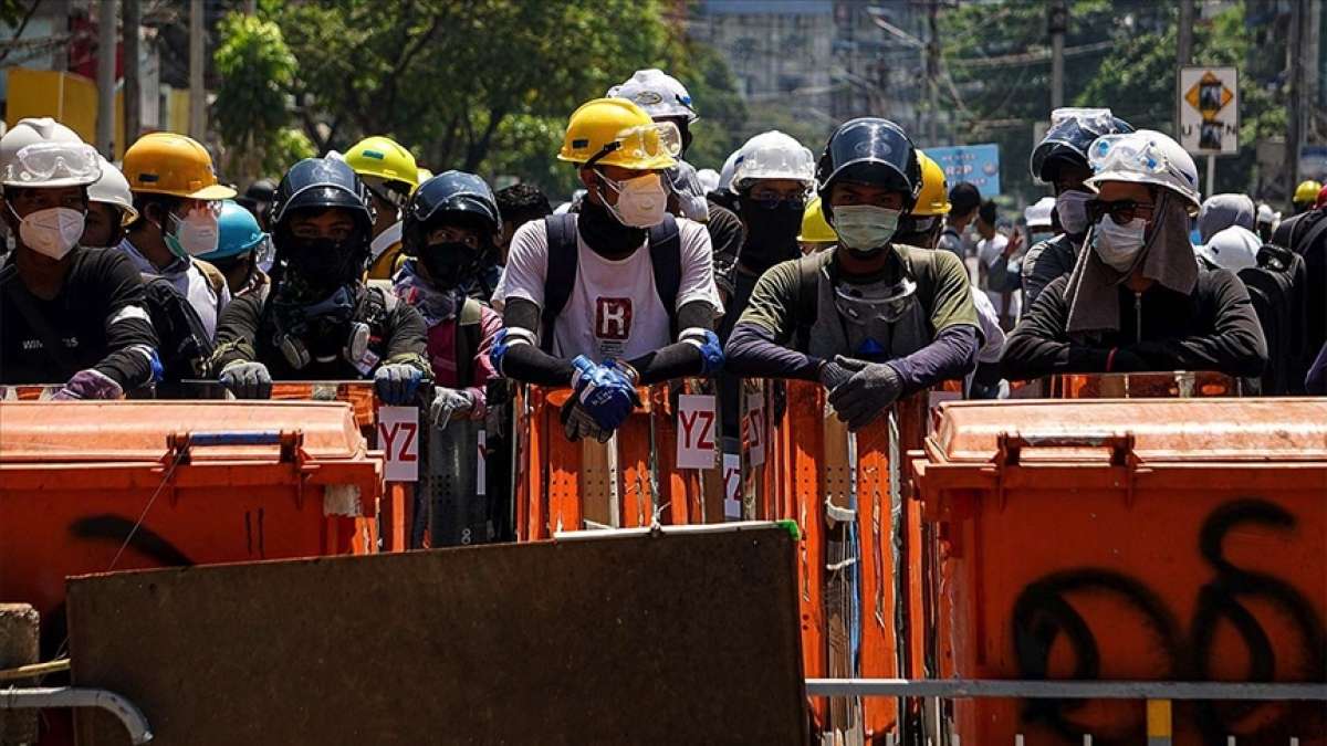 Myanmar'ın Yangon şehrinde güvenlik güçleri protestoculara yönelik kuşatmayı kaldırdı