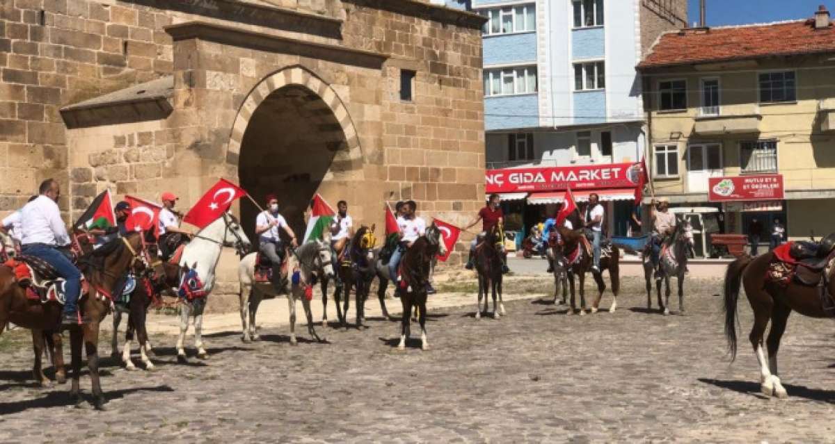 Namaz sonrası atlarına binip İsrail'i protesto ettiler