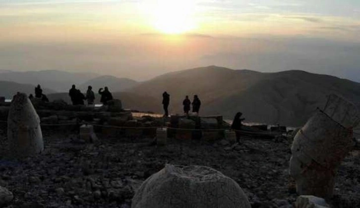 Nemrut Dağı sezonun son turistlerini ağırlıyor