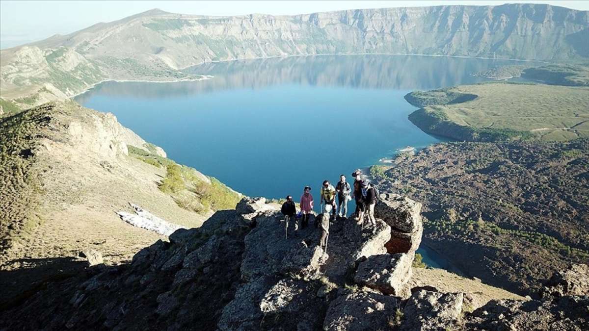 Nemrut Krater Gölü'nde çevre temizliğine dikkat çekmek için doğa yürüyüşü