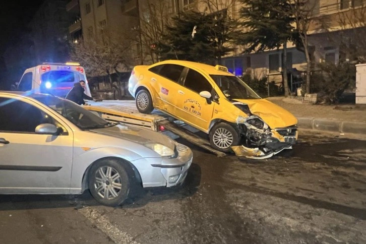 Nevşehir’de ticari taksi ile otomobil çarpıştı: 3 yaralı