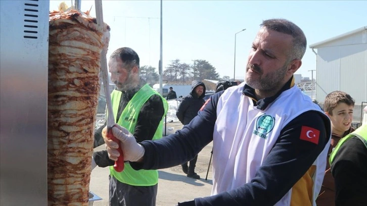 Nöbetten çıkıp Malatyalı depremzedelere yardıma koştu