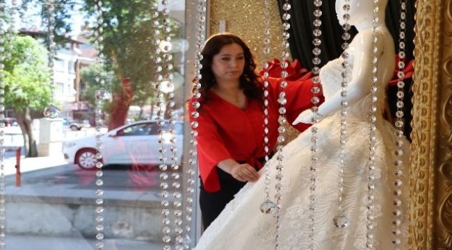 Normalleşmeyle birlikte gelinlikçilerde yoğun mesai başladı