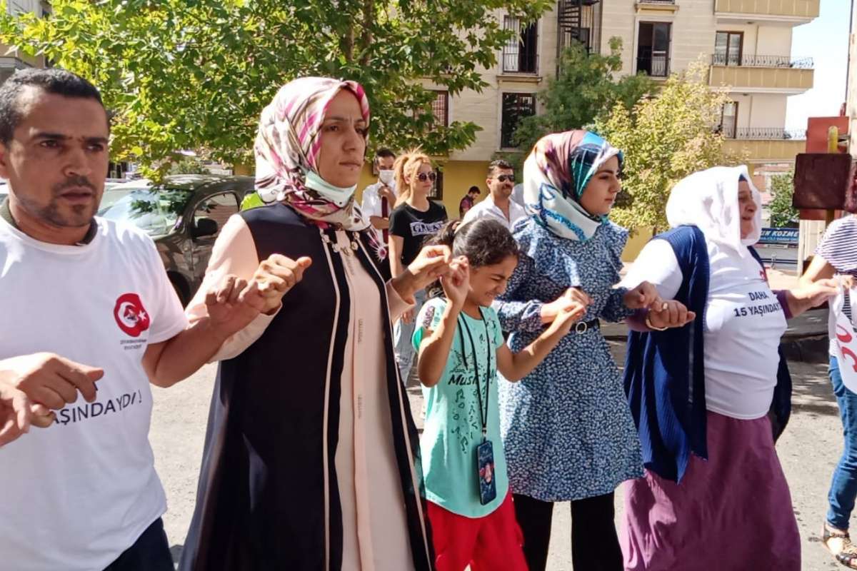 Oğlu teslim olan anne, HDP il binası önünde kurban kesip davul zurna eşliğinde halay çekti