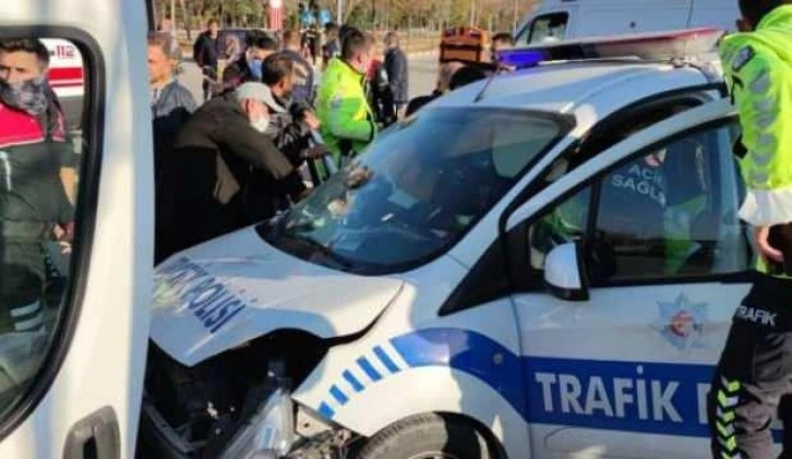 Öğrenci servisi ile polis aracı çarpıştı: 10 yaralı