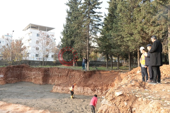 Öğrencisi olduğu ve öğretmenlik yaptığı okula cami yaptırıyor