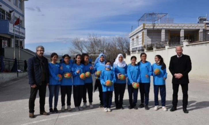 Öğretmenlerinin ailelerini ikna ettiği kız çocukları hentbolda final oynayacak