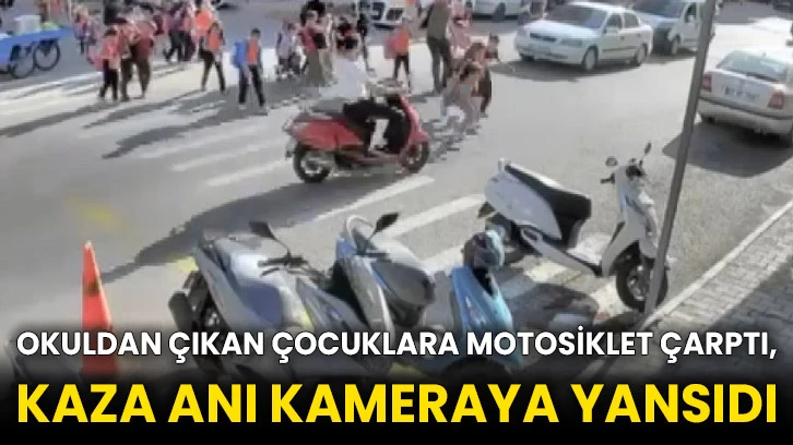 Okuldan çıkan çocuklara motosiklet çarptı, kaza anı kameraya yansıdı