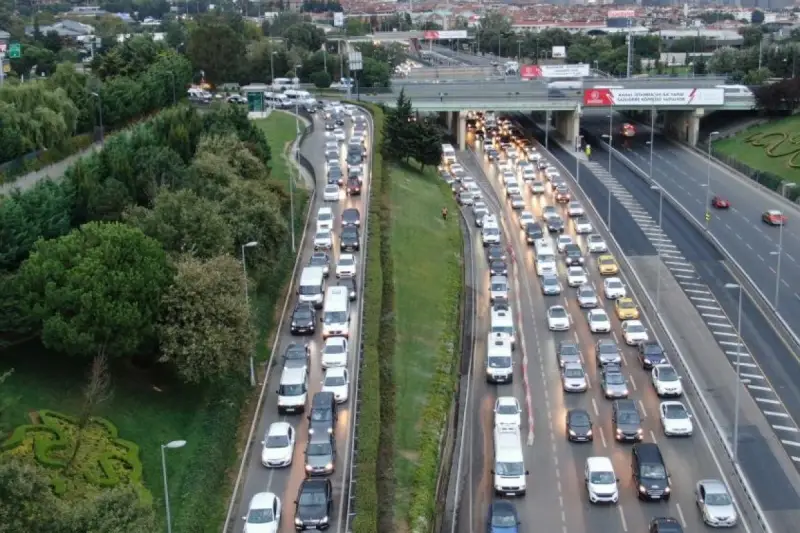 Okullar açıldı, İstanbul trafiğinde yoğunluk başladı