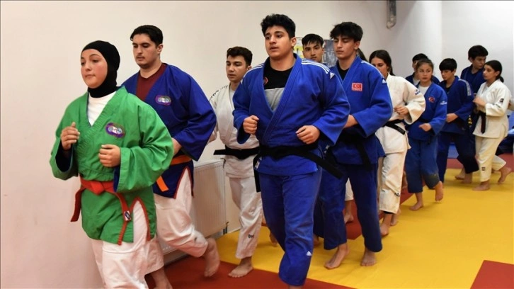 Okullarındaki yetenek taramasında seçildikleri judo ve kuraşta başarıya odaklandılar