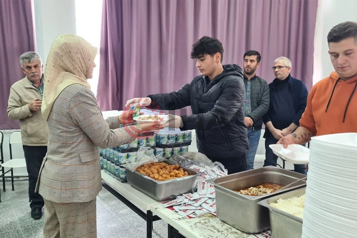 Ölen madenciler anısına pilav dağıttı