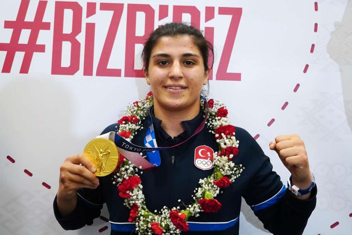 Olimpiyat şampiyonu Busenaz Sürmeneli yurda döndü