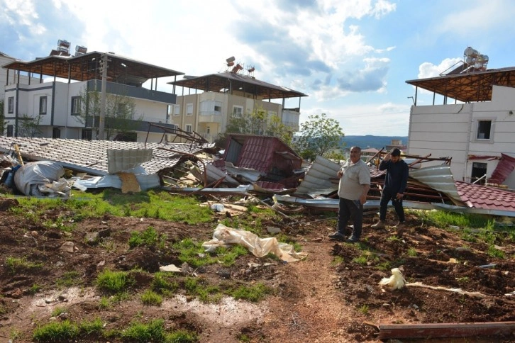 Önce depremin sonra fırtınanın vurduğu ilçede vatandaşlar o anları anlattı