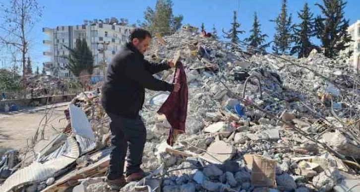 Önce üniversite öğrencisi oğlunu göçük altından çıkardı, şimdi ders notlarını arıyor