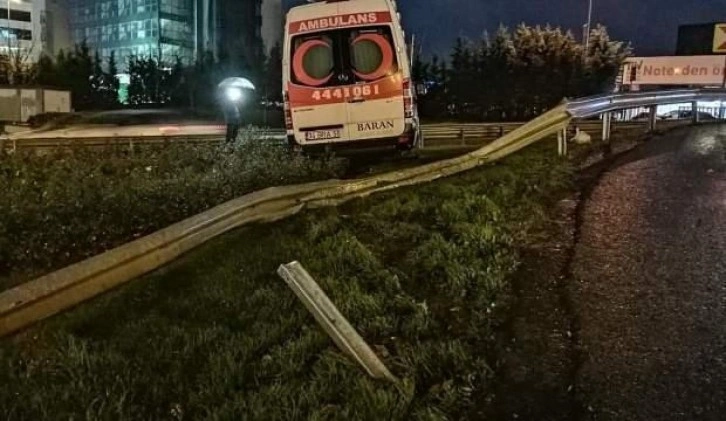 Önüne otomobil çıkan ambulans bariyeri aşıp yoldan çıktı